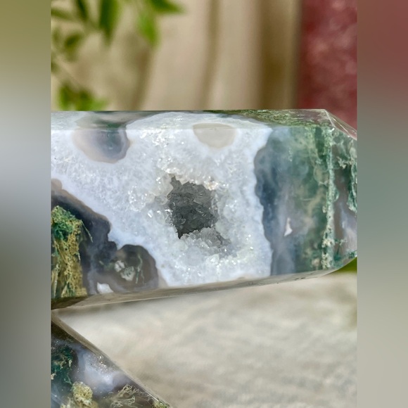 2617 Moss Agate and Quartz 4 Point Crystal Tower - Picture 13 of 15